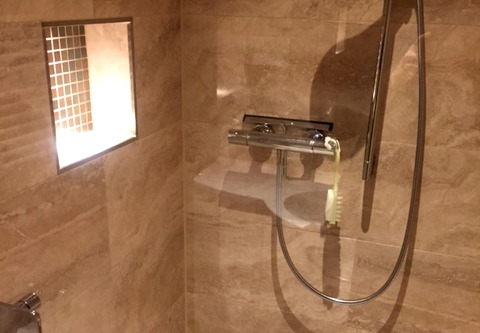 Referenzbad 17 - Bad mit Nische und Sitz in der Dusche