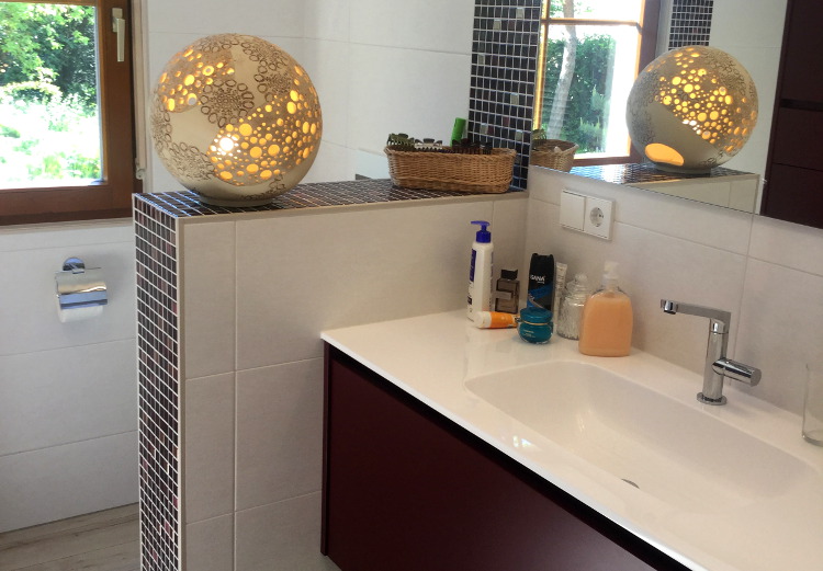 Referenzbad 18 - Bad mit speziell angefertigtem Leucht-Gestaltungsobjekt