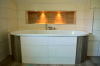 Referenzbad 20 - Elegant und erfrischendes Bad mit Wasserfallbild