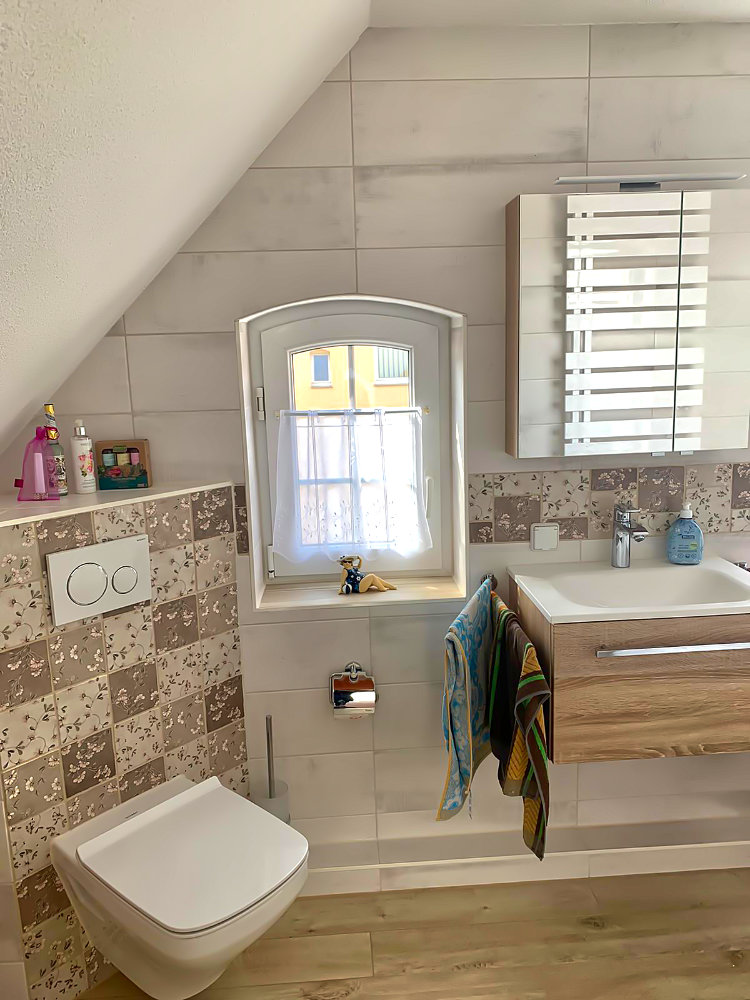 Waschtisch, WC und Spiegelschrank sind optimal um das kleine Fenster angeordnet.