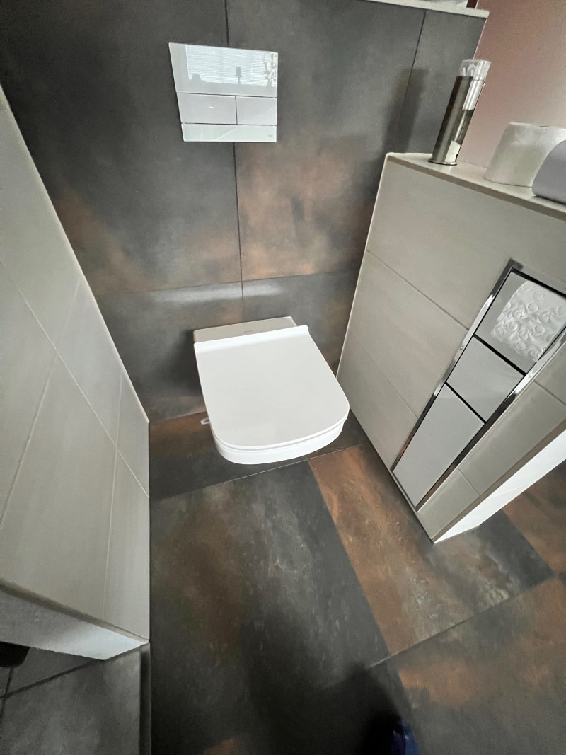 Boden mit Metallischer Optik und Wandeinbau WC-Garnitur